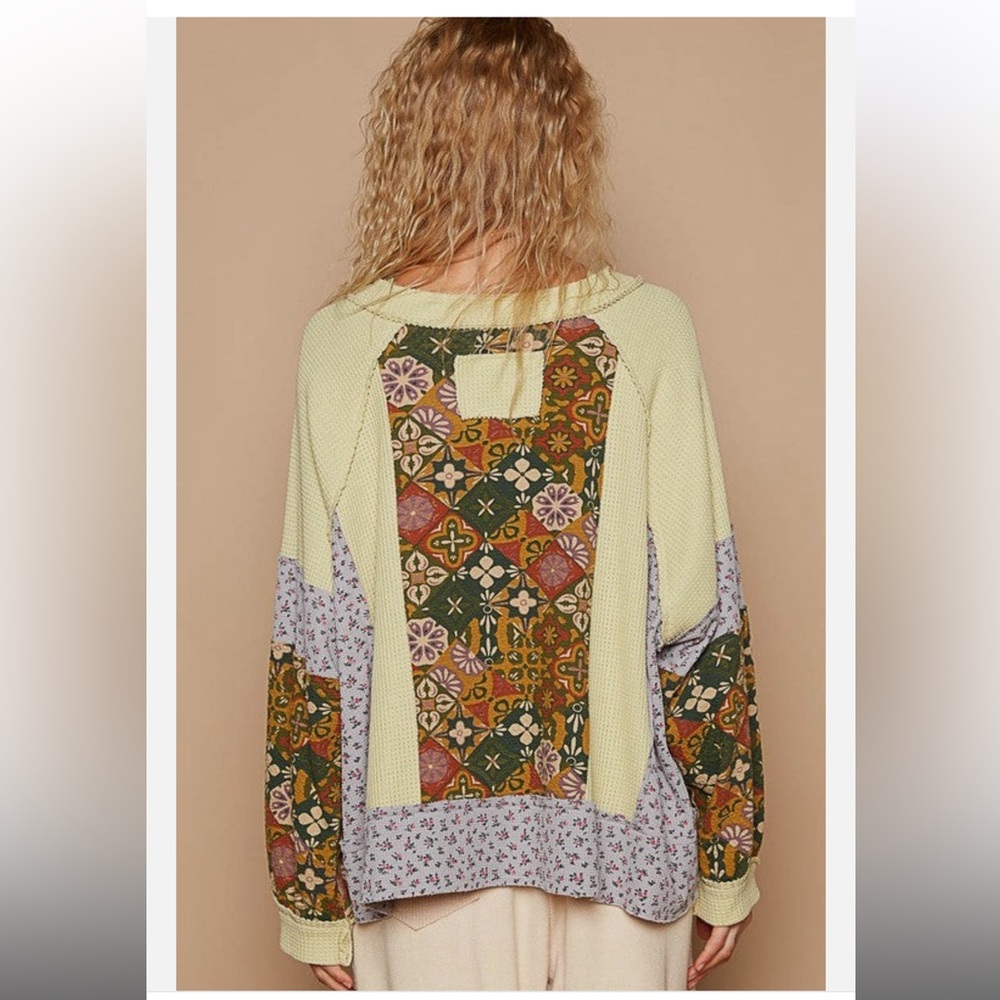 POL Exposed Seam Printed Notched Raglan Sleeve Knit Top NWOT - Picture 3 of 8